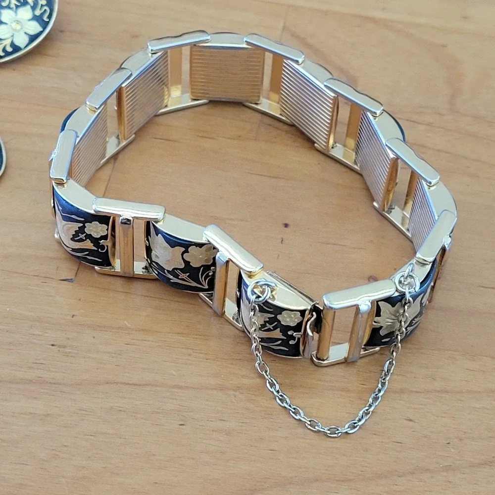 The Unbranded Brand ornamental watch